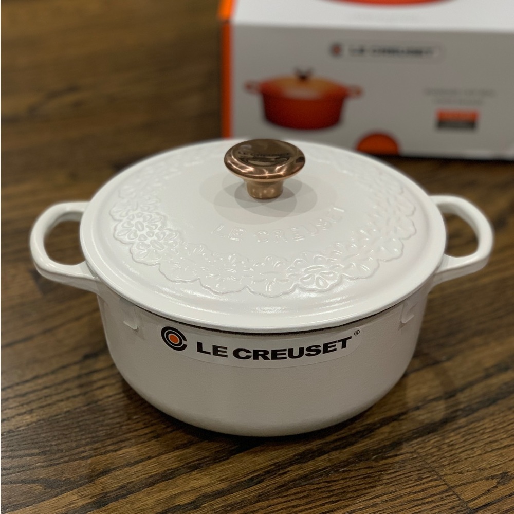 New Le Creuset Lace Relief Cotton Round French Oven 20cm - Picture 2 of 8